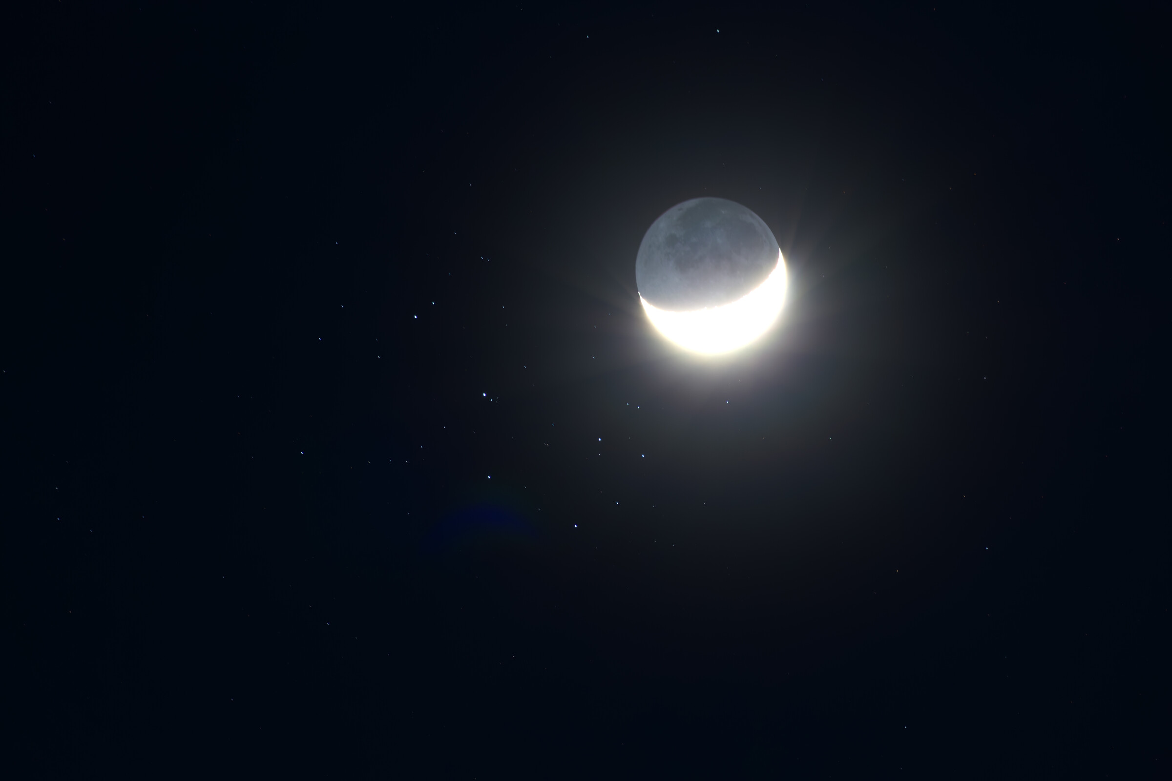 三日月と地球照、プレアデス星団の写真